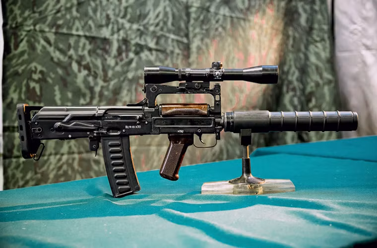  Súng trường tấn công OTs-14 Groza được được phát triển từ đầu những năm 1990 bởi Cục thiết kế khí cụ Tula. Tuy nhiên định hướng phát triển của đề án OTs-14 Groza chỉ nhắm đến các đơn vị tác chiến đặc biệt của Nga lúc đó hơn là một mẫu súng trường tấn công tiêu chuẩn cho quân đội. Do đó ta có thể thấy ống giảm thanh và ống ngắm tiêu chuẩn luôn song hành với mỗi khẩu OTs-14 Groza.