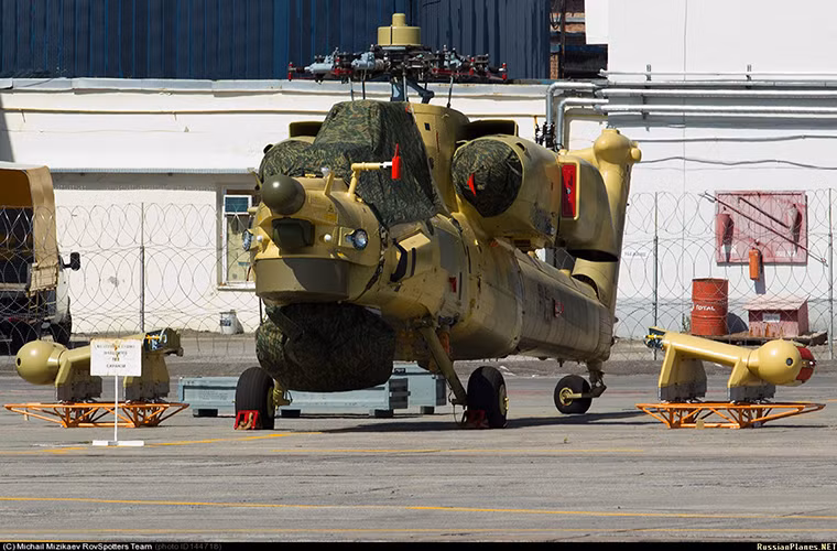 Ngoài pháo chính 30mm 2A42, Mi-28NE có thể mang theo một loạt vũ khí ở hai bên cánh phụ như các tổ hợp rocket phóng loạt hoặc tên lửa chống tăng dẫn đường như 9M120 Ataka.
