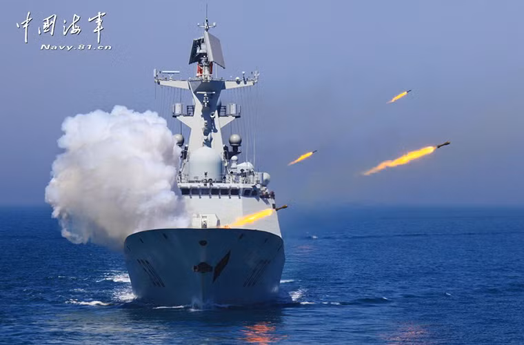 Type 054A có lượng giãn nước tối đa hơn 4.000 tấn, dài hơn 130m. Được trang bị tới 4 động cơ diesel Shaanxi 16 PA6 STC mẫu tàu khu trục này có thể di chuyển với vận tốc 27 hải lý/giờ cùng tầm hoạt động gần 15.000km.