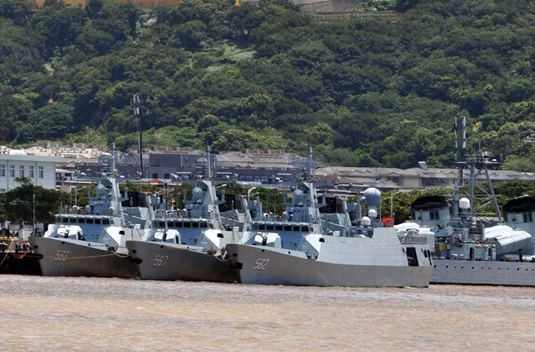 Tàu hộ vệ mang tên lửa Type 056 được Trung Quốc phát triển nhằm thay thế các tàu hộ vệ Type 037 đã lỗi thời của nước này. Trong tháng trước Hải quân Trung Quốc cũng đã loại biên ba tàu Type 037 mang số hiệu 746, 748 và 786. Cho tới hiện tại vẫn chưa rõ Trung Quốc sẽ đưa vào trang bị bao nhiêu tàu Type 056 khi số lượng tàu chiến này đang lên từng ngày, nhiều nguồn tin cho rằng sẽ có hơn 30 tàu hộ vệ loại này được Trung Quốc đưa vào biên chế. Đáng lưu ý, Trung Quốc biên chế 26 chiếc Type 056 chỉ trong có...4 năm kể từ 2013.