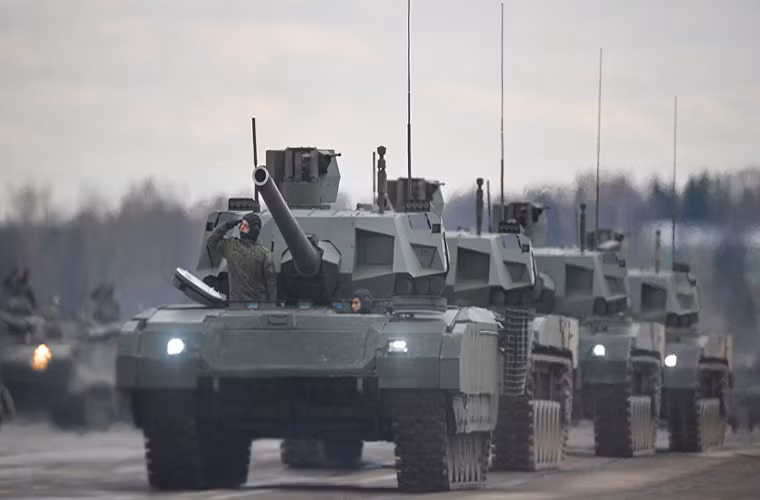 Trong khi đó Tổng giám đốc của Uralvagonzavod - Oleg Sienko Viktorovich cho biết, Bộ Quốc phòng Nga đã đồng ý mức giá dành cho T-14 mà công ty này đưa ra cho lô xe tăng đầu, tuy nhiên lại không cung cấp chi tiết cụ thể và cũng để ngỏ khả năng kế hoạch sản xuất T-14 có thể được điều chỉnh trong một số giai đoạn nhất định.