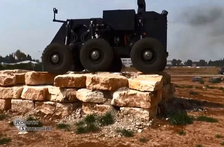 RoBattle có trọng lượng khoảng 3 tấn và được đặt trên khung gầm bánh lốp 6x6 với thiết kế tương tự như các phương tiện thám hiểm mặt Sao Hỏa của NASA, cho phép nó có thể di chuyển ở mọi loại địa hình khác nhau kể cả những vật cản cao gần bằng RoBattle.