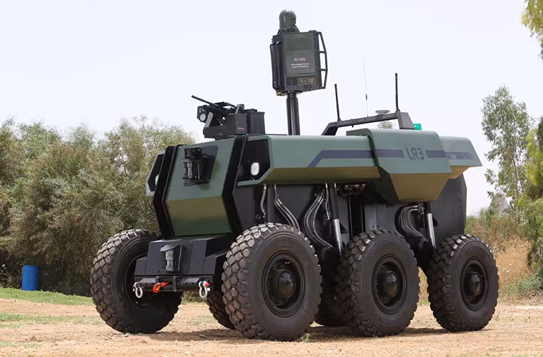 Để hổ trợ nhiệm vụ trinh sát chiến trường, robot RoBattle được tích hợp sẵn hệ thống cảm biến hình ảnh, radar trinh sát mặt đất và một số thiết bị trinh sát điện tử khác. Hệ thống trinh sát của RoBattle hoạt động theo thời gian thực giúp người điều khiển nó nhận thức rõ tình huống đang xảy ra chiến trường để có thể đưa ra hướng xử lý tốt nhất.