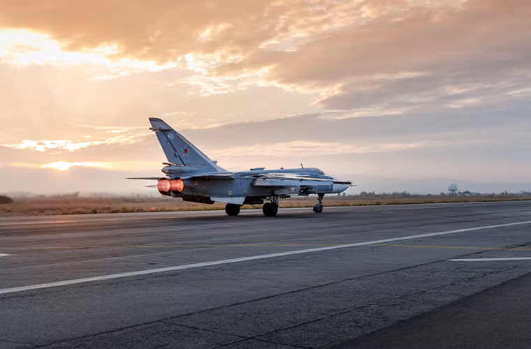 Một chiếc tiêm kích bom Su-24 chuẩn bị cất cánh trong một đợt xuất kích khi hoàng hôn đã dần xuất hiện tại căn cứ không quân Hmeymim.