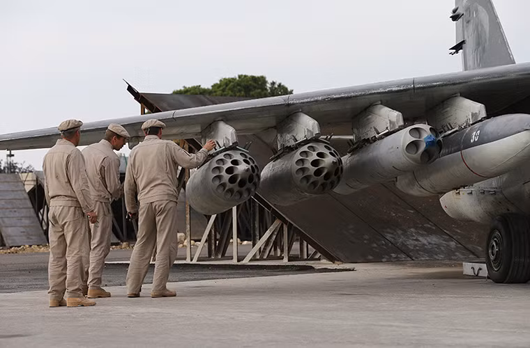 Ngoài các loại bom và tên lửa không đối đất, các máy bay chiến đấu của Nga tại Syria cũng được trang bị thêm các tổ hợp rocket phóng loạt dành cho nhiệm vụ hổ trợ hỏa lực mặt đất.