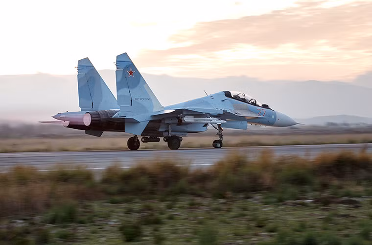 Hiện tại ngoài Su-30SM, Không quân Nga cũng đã bắt đầu điều động thêm những chiếc tiêm kích Su-27 đến Syria để tăng cường bảo vệ các phi đội máy bay ném bom của nước này.