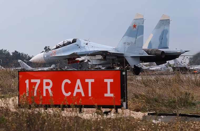 Trong ảnh là một chiếc tiêm kích đa năng Su-30SM của Không quân Nga tại Syria, dù với ưu thế áp đảo trên không nhưng Nga vẫn duy trì phi đội máy bay chiến đấu hộ tống tại Syria, nhất là sau vụ Thổ Nhĩ Kỳ bắn rơi chiếc Su-24 của Nga vào 24/11 năm ngoái.