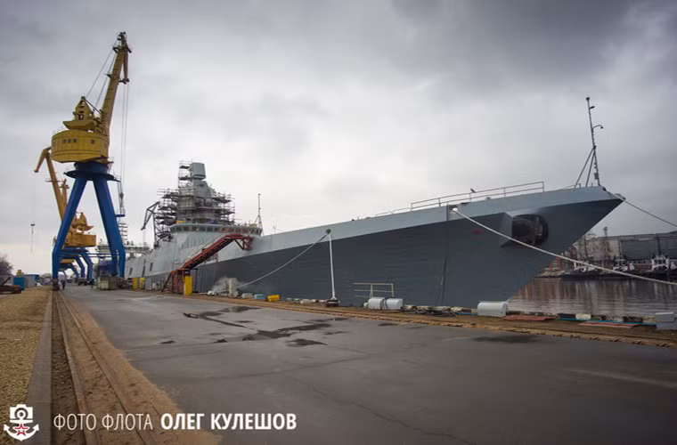 Trang tin quân sự Navy Recognition dẫn thông cáo báo chí của nhà máy đóng tàu Severnaya Verf cho biết, nhà máy này đã hoàn tất việc lắp đặt hệ thống vũ khí lên chiến hạm Project 22350 thứ hai mang tên Đô đốc Kasatonov của Hải quân Nga.