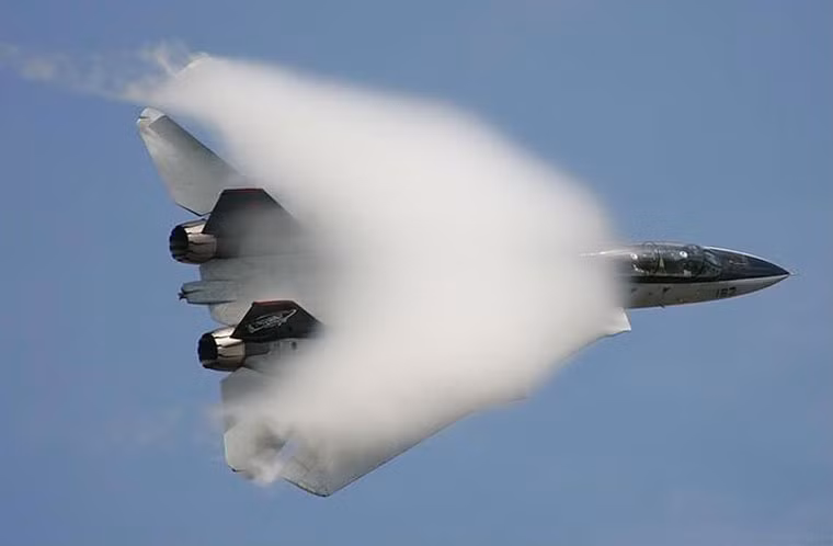 Đám mây màu trắng bao quanh tiêm kích F-14 Tomcat trông rất đẹp mắt. Bức tường âm thanh từng là rào cản lớn đối với công nghiệp hàng không những năm Thế chiến II.