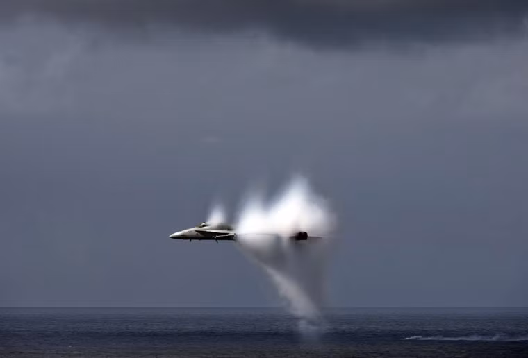 Hình ảnh tuyệt đẹp khi tiêm kích F/A-18 lao đi gần mặt biển trong một lần biểu diễn gần tàu sân bay USS Carl Vinson.