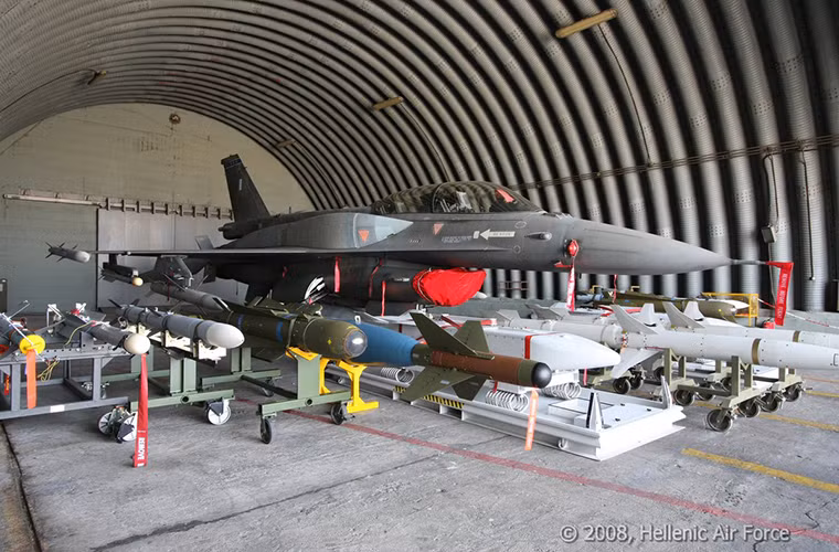 Hiện tại phi đội F-16 của Không quân Ba Lan đã được trang bị hầu hết các dòng vũ khí được phát triển cho mẫu tiêm kích đa năng này như bom dẫn đường bằng laser Paveway, bom thông minh JDAM, bom lượn thông minh JSOW và các loại bom thông dụng khác theo tiêu chuẩn của NATO.