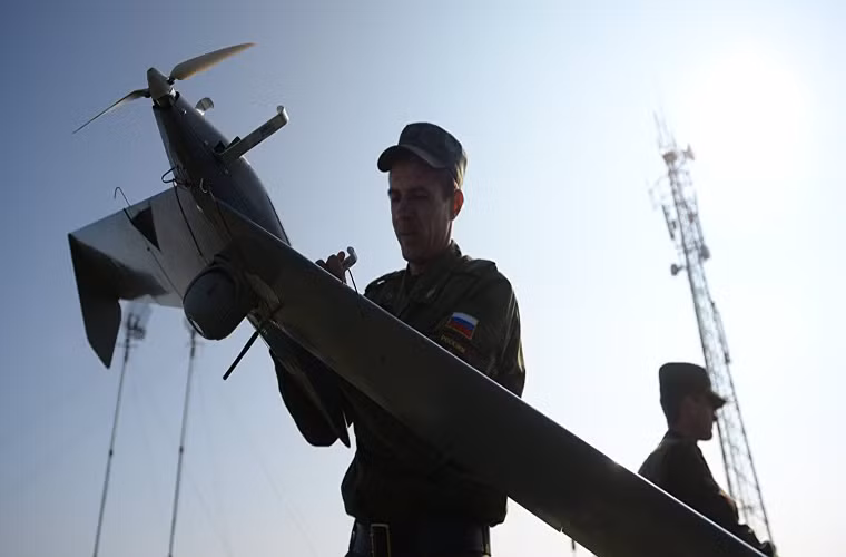Từ một quốc gia đi sau trong công nghệ phát triển UAV nhưng hiện nay Nga đang nhanh chóng khẳng định sức mạnh công nghệ hàng không của mình với việc phát triển hàng loạt mẫu UAV thế hệ vượt trội hơn hẳn Phương Tây. Dù vậy khoảng cách công nghệ UAV giữa Nga và Mỹ vẫn còn cách biệt khá lớn.
