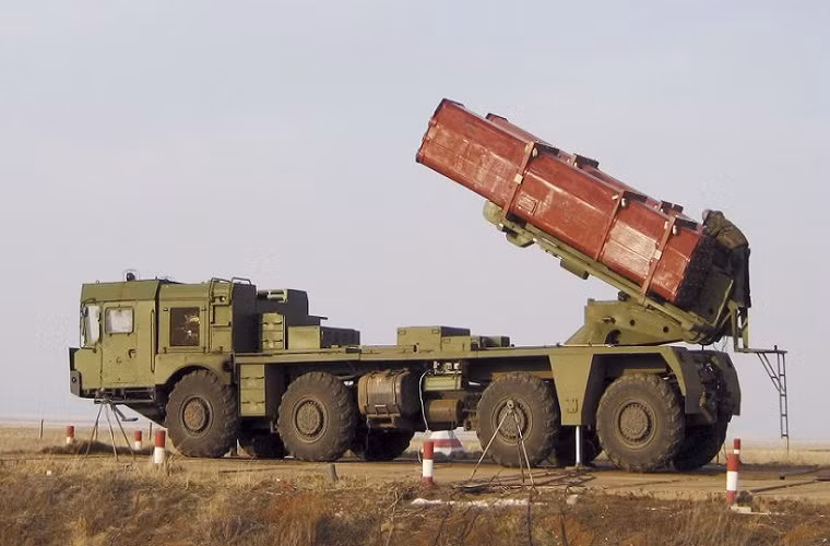 Hiện tại các thông tin chi tiết về pháo phản lực Tornado-S vẫn được Quân đội Nga giữ kín. Trong khi đó các biến thể khác của Tornado như Tornado-G và Tornado-U đã được giới thiệu từ năm 2007. Bộ ba “bão lửa” mới này của Nga sẽ thay thế pháo phản lực do Liên Xô sản xuất trước đây gồm BM-21, BM-27 và BM-30.