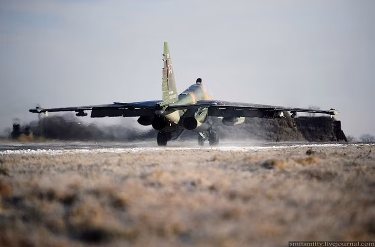 Trong ảnh là một chiếc Su-25UBM của Nga cất cánh tại căn cứ Chernigovka trong đợt huấn luyện chiến thuật vào đầu năm nay.