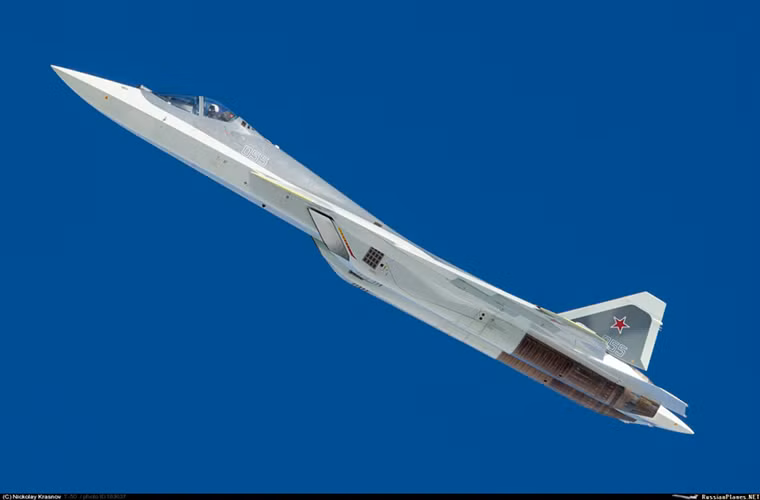T-50 cũng là một trong số ít các máy bay chiến đấu của Nga sử dụng khá nhiều vật liệu tổng hợp trong quá trình chế tạo, trong đó phần khung thân chiếm 25% và 70% với phần vỏ máy bay bên ngoài. Tất nhiên phần vỏ máy bay được làm bằng các vật liệu đặc biệt giúp tăng khả năng hấp thụ sóng radar của đối phương.