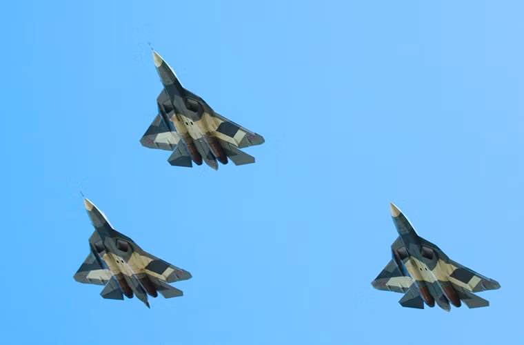 Chương trình phát triển của PAK FA chỉ tiêu tốn của Nga khoảng 10 tỷ USD, trong khi đó chương trình phát triển chiến đấu cơ tàng hình F-35 của Mỹ có con số gấp 150 lần so với PAK FA.