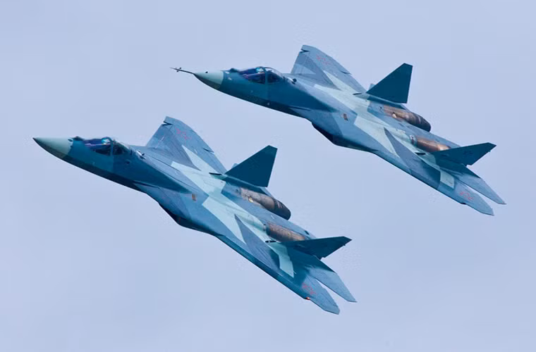 Dù vậy khoảng thời gian hơn 10 năm chưa phải là nhiều để Nga hay Sukhoi có thể hoàn thiện chiến đấu cơ tàng hình đầu tiên của mình, chính vì lý do này mà kế hoạch đưa vào trang bị PAK FA nay đã là Sukhoi T-50 liên tục bị trì hoãn.
