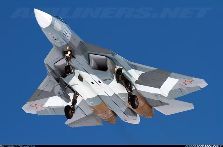 Theo kế hoạch hiện tại Không quân Nga sẽ chính thức đưa vào trang bị chiếc Sukhoi T-50 đầu tiên trong năm 2018 đánh dấu kết thúc chương trình chiến đấu cơ tàng hình đầu tiên của Nga.