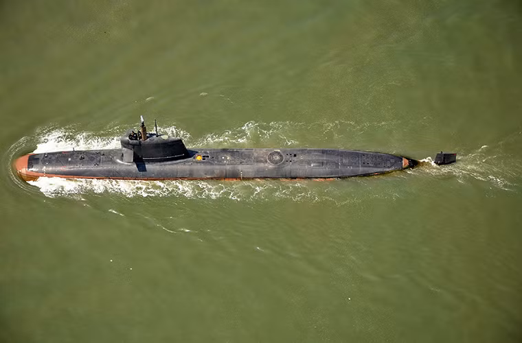Theo thiết kế các tàu ngầm diesel-điện lớp Scorpene được trang bị 6 ống phóng ngư lôi 533mm mang theo các ngư lôi hạng nặng Black Shark cùng với đó là tên lửa chống hạm SM.39 Exocet.