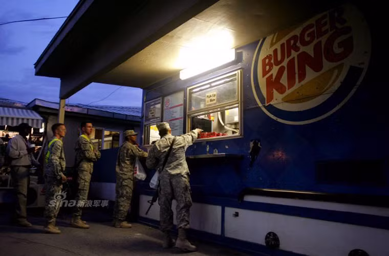 Bagram còn được ví như nước Mỹ thu nhỏ ở Afghanistan và các binh sĩ đóng quân ở đây có thể mua mọi thứ như ở quê nhà từ những chiếc Hamburger từ một cửa hành Burger King cho đến những chiếc Pizza của Pizza Hut.