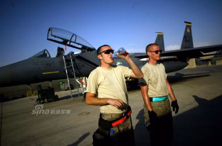 Với quy mô của mình Bagram hoạt động như một thị trấn giữa vùng hoang mạc Afghanistan, tuy nhiên điều kiện sinh hoạt ở Bagram được binh sĩ Mỹ đóng quân tại đây mô tả là khá tệ.