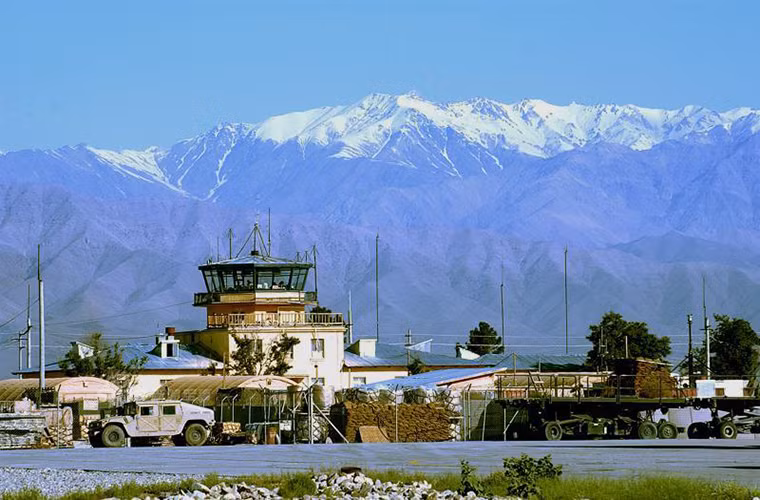 Một góc trạm điều khiển không lưu tại Bagram.