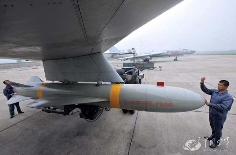 Nếu xảy ra xung đột trên biển, máy bay ném bom H-6K sẽ là cánh tay vươn dài của Trung Quốc hỗ trợ đặc lực cho lực lượng hải quân nước này, khi nó mang theo các tên lửa đối hạm CM-802A có tầm bắn lên đến 280km cùng với đó là tên lửa hành trình CJ-10 với tầm bắn hơn 1.500km.