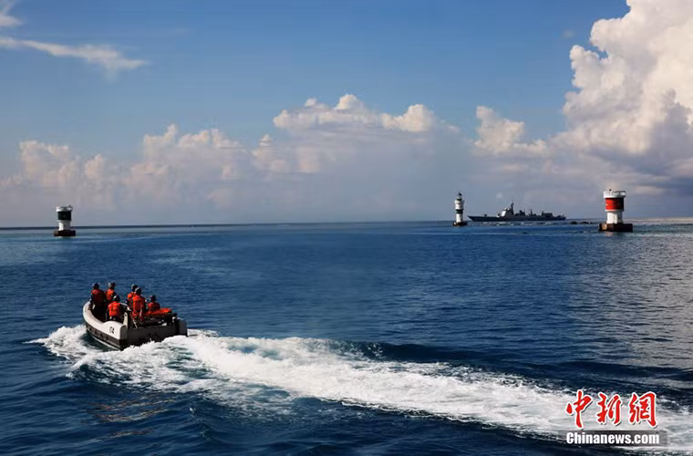 Với tầm hoạt động hơn 3.500km, một chiếc H-6K hoàn toàn có thể di chuyển mọi vị trí trên Biển Đông mang theo các tên lửa đối hạm và tên lửa hành trình tấn công đối phương. Điều này thể hiện rõ qua đợt tập trận trên biển kéo dài hơn 10 tiếng của H-6K như đã nói ở phía trên.