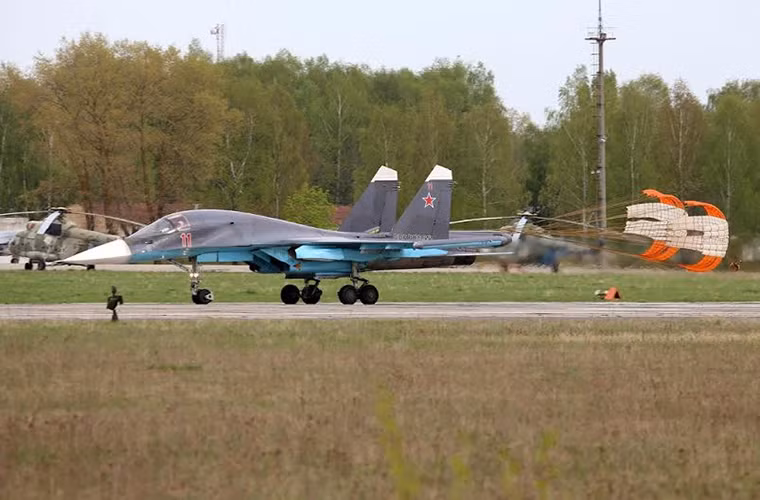 Với việc kế thừa một phần thiết kế của tiêm kích Su-27, Su-34 mang được đến 8 tấn vũ khí trên 12 giá treo cho phép thực hiện nhiều nhiệm vụ tác chiến chống mục tiêu mặt đất, mặt biển và cả trên không khi cần.