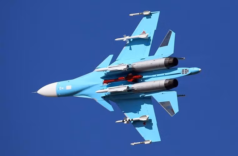Phải đợi đến tận năm 2004, lô Su-34 đầu tiên gồm 8 chiếc mới được sản xuất cho Không quân Nga.