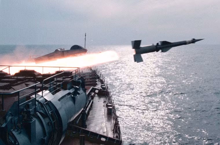 Hình ảnh tàu hộ vệ mang tên lửa Russian triển khai tên lửa phòng không trên hạm M-1 Volna (SA-N-1) trong một đợt tập trận.