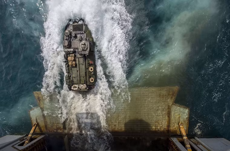 Trong ảnh là xe tấn công đổ bộ AAV7A1 di chuyển ra khỏi tàu tấn công đổ bộ USS Bataan trong đợt huấn luyện đổ bộ trên biển. Nguồn ảnh: Business Insider