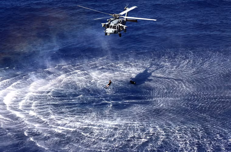 Trực thăng hải quân MH-60S thuộc Hải quân Mỹ tham gia huấn luyện tìm kiếm cứu nạn ngoài khơi Vịnh Agat, Đảo Guam. Nguồn ảnh: Business Insider
