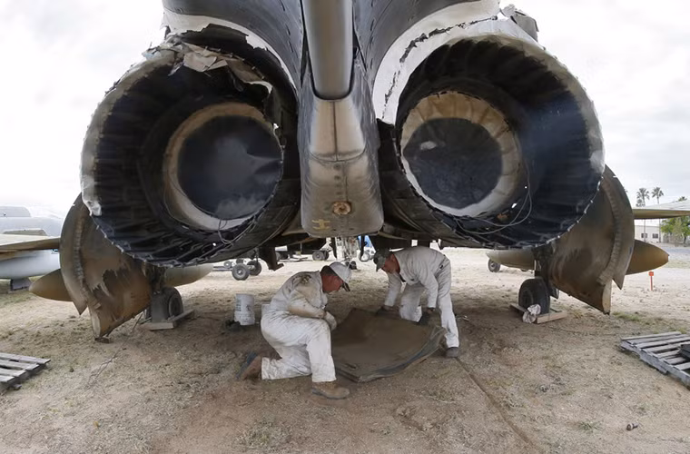 Và hầu hết những chiếc F-4 tại Davis – Monthan đều trong tình trạng không còn khả năng hoạt động, số phụ tùng còn sử dụng được của chúng thì được gỡ ra và niêm cất dài hạn trong các kho dự trữ trong nhà.