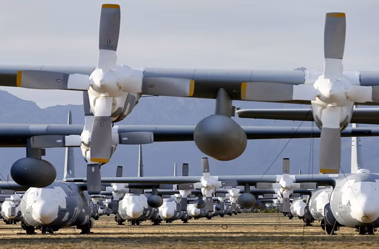 Hàng dài những chiếc máy bay vận tải quân sự C-130 "Hercules" tại Davis – Monthan.
