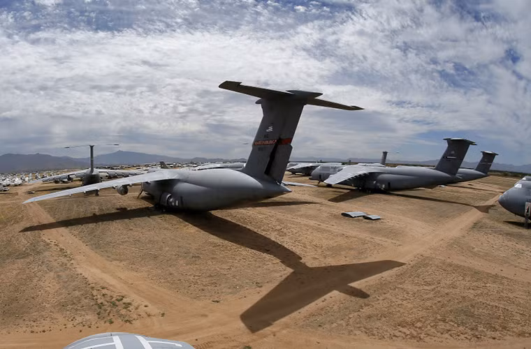 Thậm chí các dòng máy bay hiện đại như Lockheed C-5 Galaxy cũng xuất hiện tại Davis – Monthan, tất nhiên chúng chưa hề lỗi thời nhưng việc cắt giảm ngân sách quốc phòng khiến Quân đội Mỹ không thể duy trì số lượng máy bay trong biên chế và cách tốt nhất là đưa chúng đến Davis – Monthan để lưu trữ dài hạn.