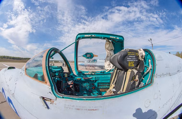 Cạnh đó là một chiếc tiêm kích MiG-21 biến thể một chỗ ngồi dành cho không chiến với hệ thống thiết bị điện tử hoàn toàn khác.