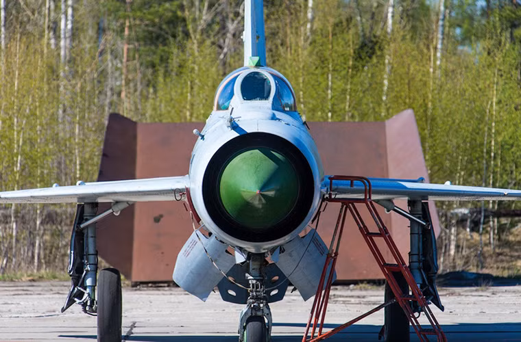 Trong khi đó các biến thể tiêm kích MiG-21 một chỗ ngồi được Liên Xô và nhiều nước trên thế giới phát triển thành hàng chục biến thể khác nhau.