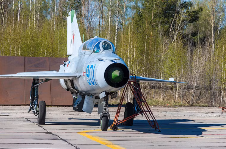 Các biến thể MiG-21 hai chỗ ngồi thường được dùng cho mục đích huấn luyện gồm MiG-21U, MiG-21US, MiG-21UT, MiG-21UM.