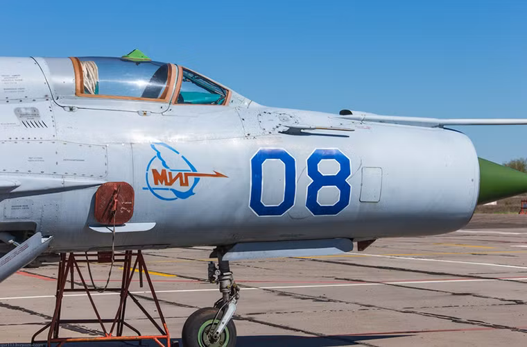 Cận cảnh một chiếc MiG-21 vẫn còn được nhà máy Sokol lưu giữ.