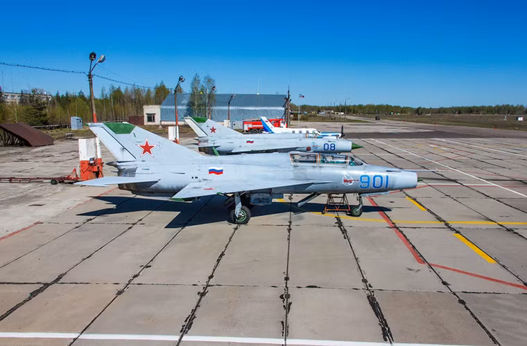 Hai chiếc MiG-21 của Sokol với nước sơn ngụy trang đặc trưng của phi đội MiG-21 của Liên Xô trước đây.