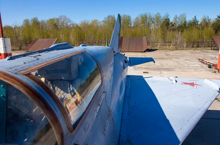 Với thiết kế cánh tam giác đặc trưng, MiG-21 là mẫu máy bay chiến đấu đầu tiên của Liên Xô thành công trong việc kết hợp giữa tính năng của máy bay tiêm kích và đánh chặn trong cùng một máy bay.