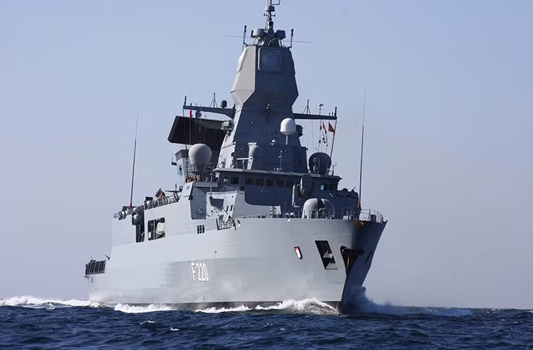 Hiện tại Hải quân Đức chỉ trang bị cho mình ba tàu lớp Sachsen gồm Sachsen, Hamburg và Hessen với chiếc được đưa vào biên chế gần nhất là vào năm 2006. Tuy nhiên có nhiều đánh giá cho rằng người Đức có thể sở hữu một lớp tàu phòng không tốt hơn Sachsen nhưng kế hoạch này lại bị tác động bởi các yếu tố chính trị.