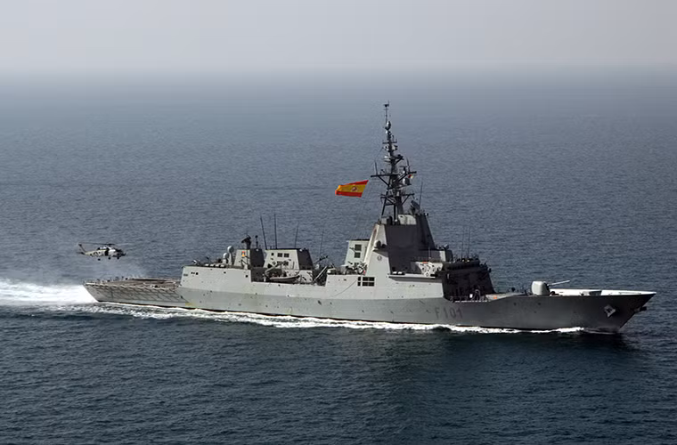 Khác với Sachsen hay Iver Huitfeldt, dù được thiết kế cho nhiệm vụ phòng không hạm đội nhưng Alvaro de Bazan vẫn có thể làm tròn các nhiệm vụ tác chiến trên biển khác như chống hạm hoặc chống ngầm. Và không phải tự nhiên nó được trang bị hệ thống tác chiến Aegis của Mỹ cho phép Alvaro de Bazan theo dõi mục tiêu ở khoảng cách hàng trăm km.