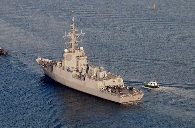 Về hệ thống vũ khí Alvaro de Bazan cũng được trang bị tên lửa phòng không trên hạm Standard SM-2, RIM-162 ESSM và tên lửa chống hạm Harpoon, ngoài ra nó còn được trang bị thêm ngư lôi chống ngầm Mark 46 và Mark 32.