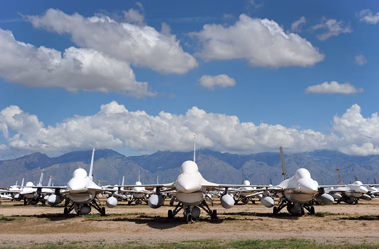 Thậm chí nhiều chuyên gia an ninh của Mỹ còn nhận định rằng, tiêm kích đa năng F-16 đang dần lỗi thời trước các chiến đấu thế hệ mới của Nga lẫn Trung Quốc. Nó đã không còn đủ khả năng duy trì thế áp đảo trên không cho Không quân Mỹ trước các đối thủ hơn tầm như Su-35 hay Sukhoi T-50 của Nga. Chúng ta cũng nên nhớ rằng Trung Quốc cũng sẽ sở hữu Su-35 trong tương lai gần.