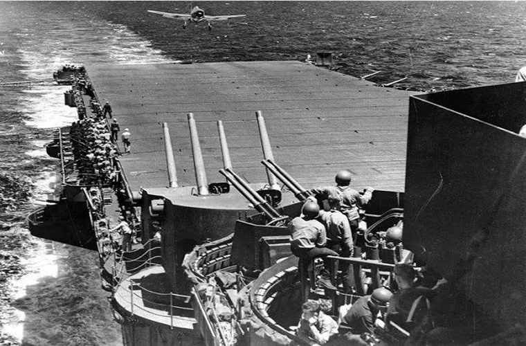 F6F-3 "Hellcat" thuộc Hải quân Mỹ hạ cánh trên tàu USS Lexington (CV-16) với lưới phòng không dày đặc.