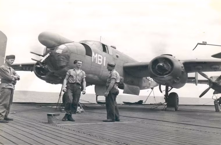 Máy bay ném bom North American B-25 Mitchell trên boong tàu sân bay USS Manila Bay (CVE-61) của Hải quân Mỹ trên đường tiến ra Thái Bình Dương vào năm 1944.