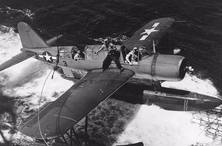 Trong ảnh là một chiếc thủy phi cơ Vought OS2U-3 "Kingfisher" của Hải quân Mỹ được thu bởi tàu sân bay USS Essex (CV-9) ngay sau khi nó bị bắn hạ.