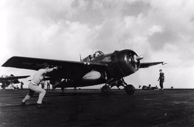 Phi đội chiến đấu cơ Grumman FM-2 Wildcat sẵn sàng xuất kích từ tàu sân bay USS Makin Island (CVE-93) ở Thái Bình Dương vào năm 1945.